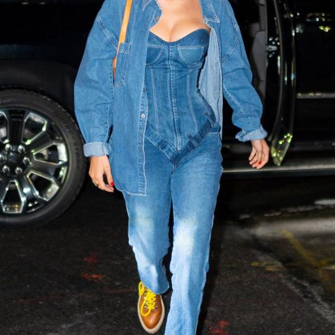Bella Hadid con un denim total look con bustier y botas