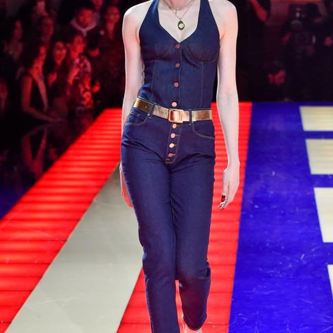 Total look en denim en la pasarela de Tommy Hilfiger por Zendaya
