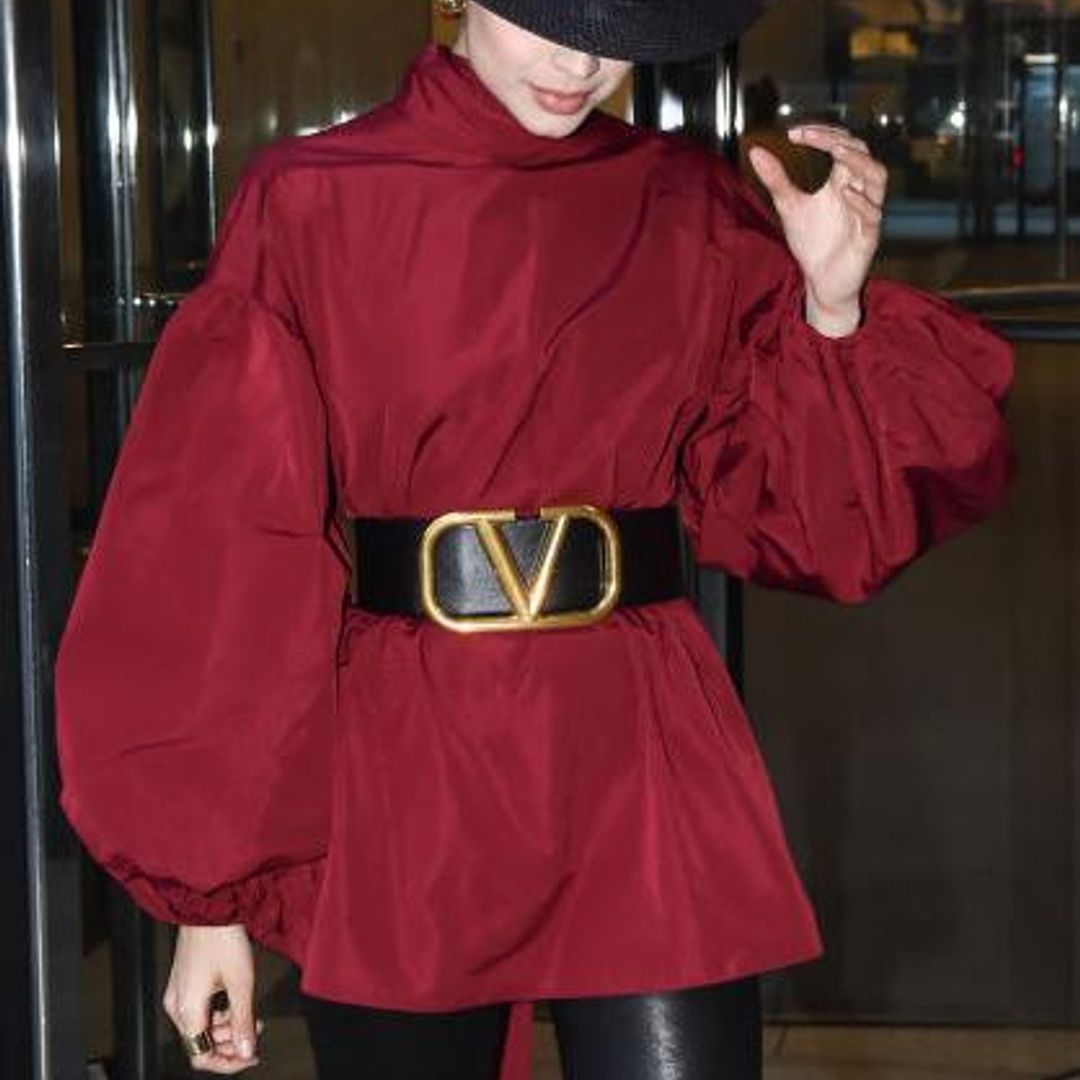 Sofia Carson con look de mangas pyffy y cinturón ancho con hebilla