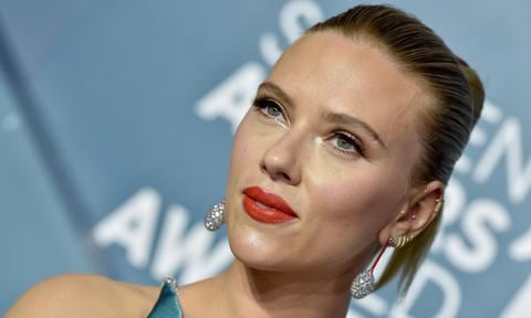 Scarlett Johansson attended the SAG Awards with a fresh makeup look