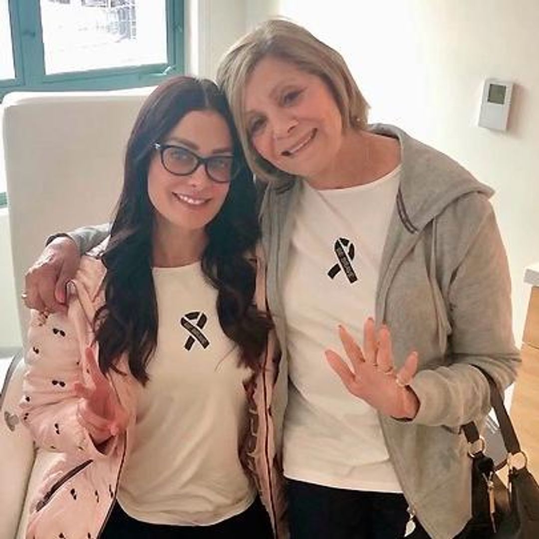 Dayanara Torres posing with mom