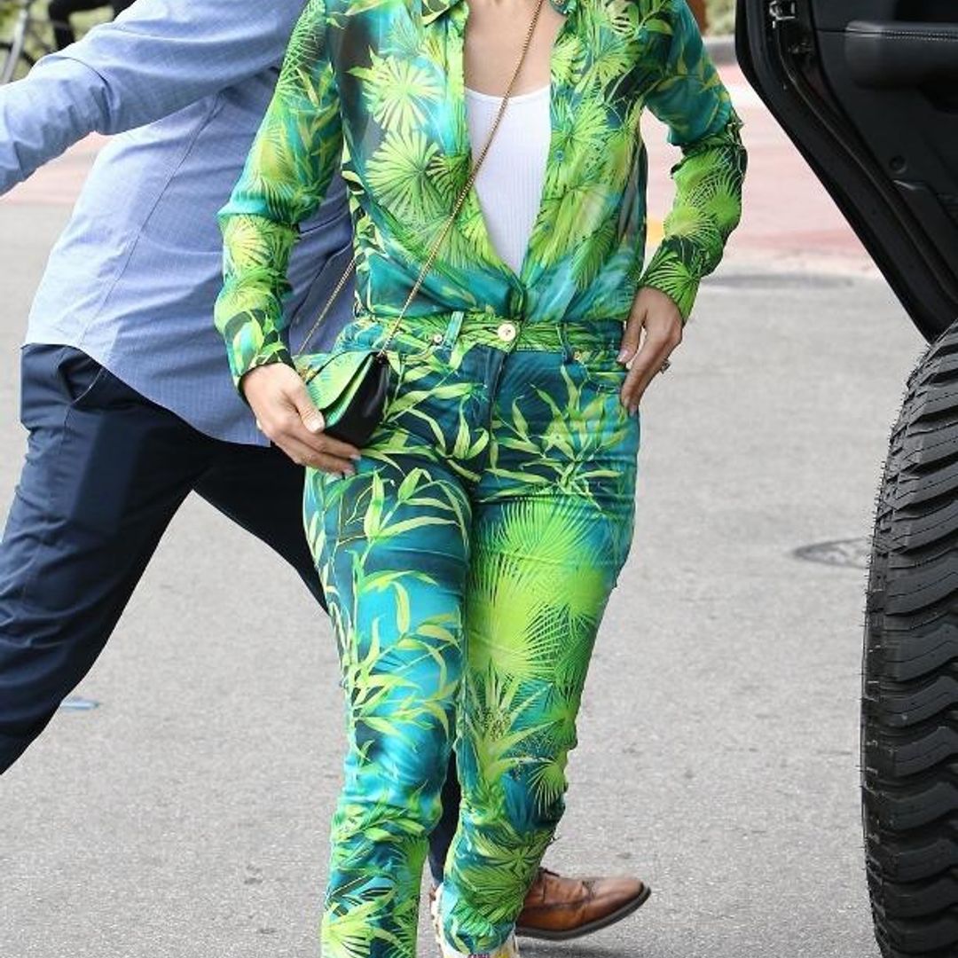 Jennifer Lopez con camisa y pantalones de estampado tropical