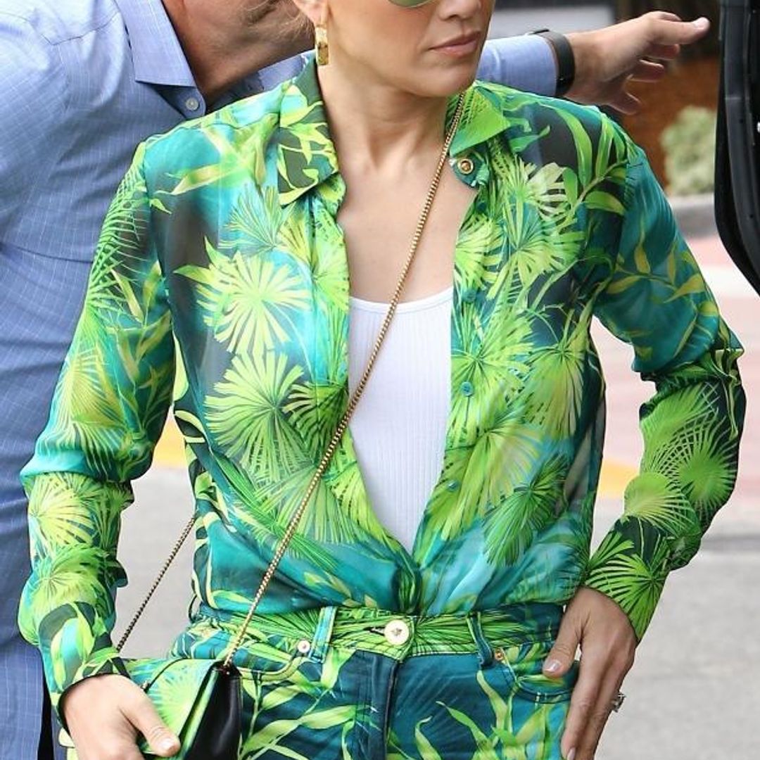 Jennifer Lopez con total look de estampado tropical