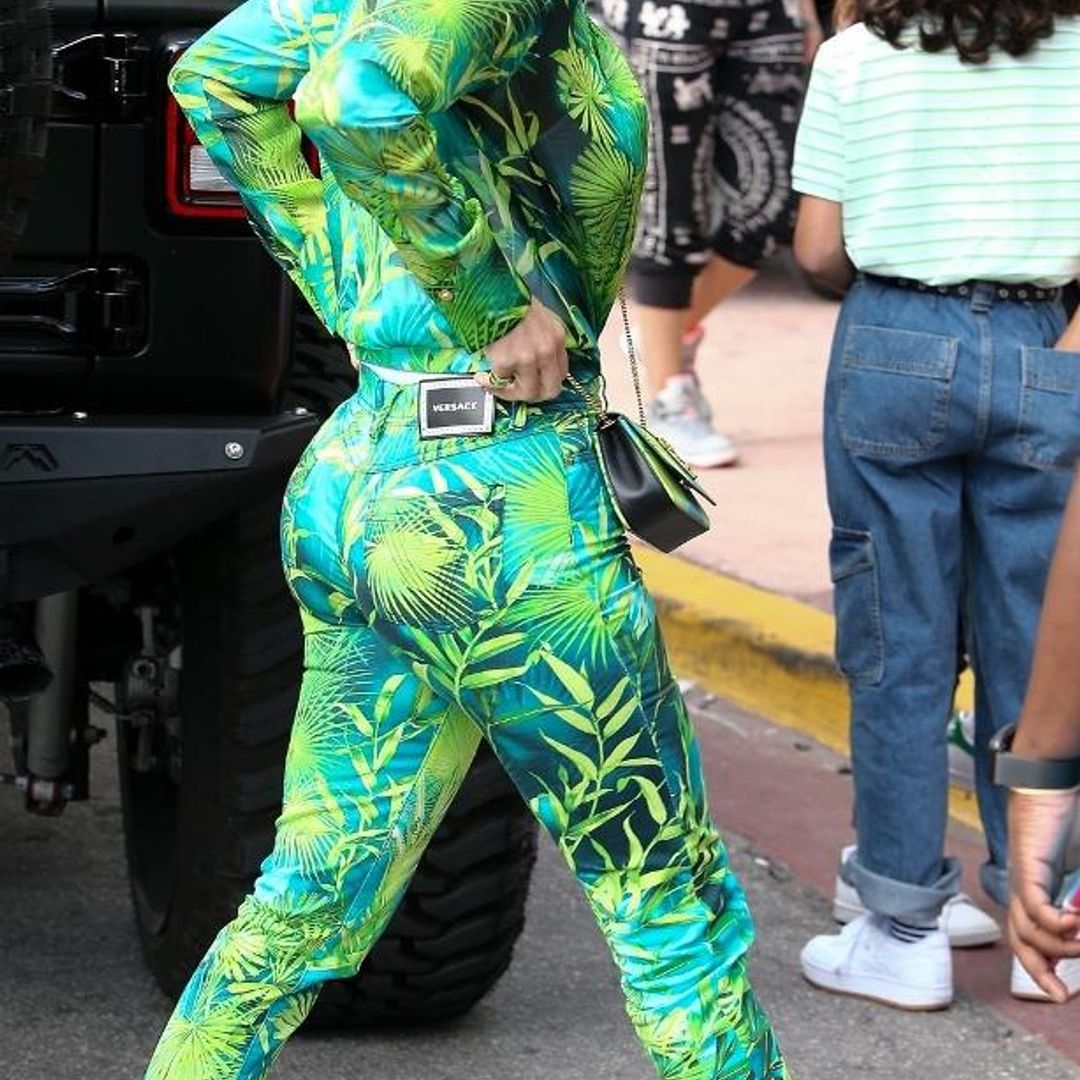 Jennifer Lopez con total look con el tropical print