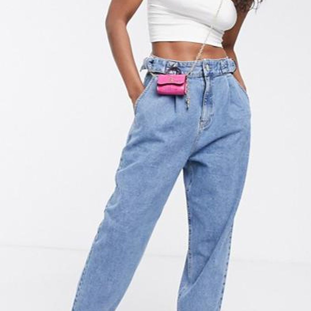 Tapered Boyfriend Jeans With D-Ring Waist Detail With Curved Seams In Mid Blue de Asos