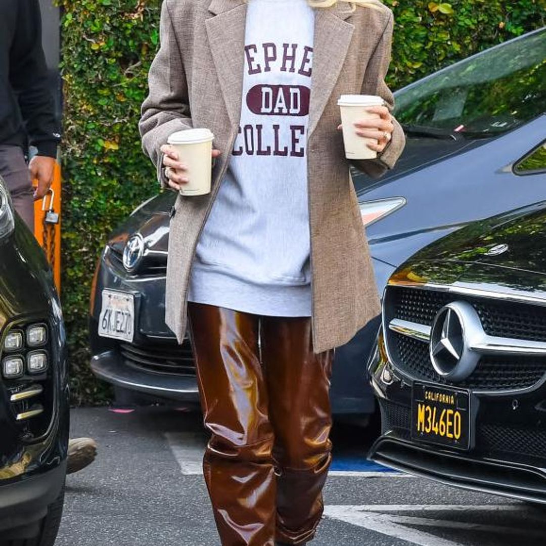 Hailey Baldwin con pantalones de cuero marron brillante y jacket oversized