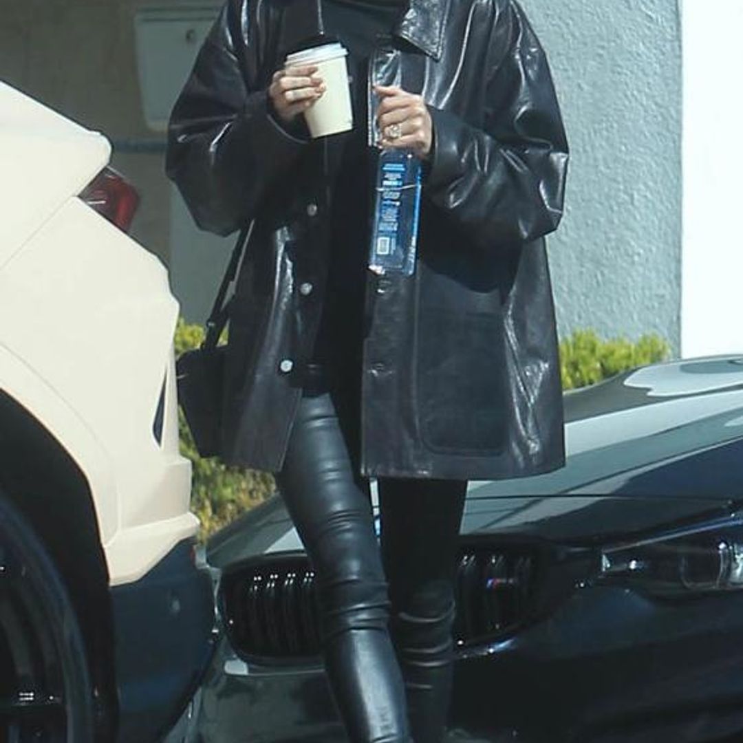 Hailey Bieber con un total look de cuero negro