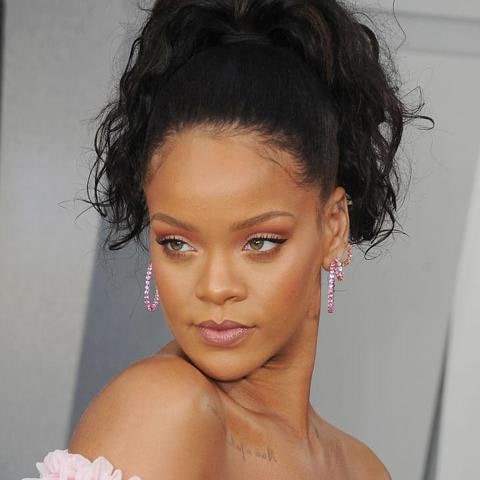 Rihanna y los trucos de maquillaje para crear un look con la paleta de colores rosados y fuscia
