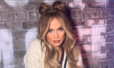 Jennifer Lopez luce su cabello suelto con ondas y destellos dorados