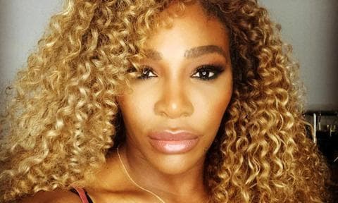 Serena Williams con cabello rizado suelto
