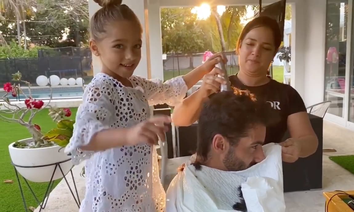 Adamari López y su hija le cortan el pelo a Toni Costa