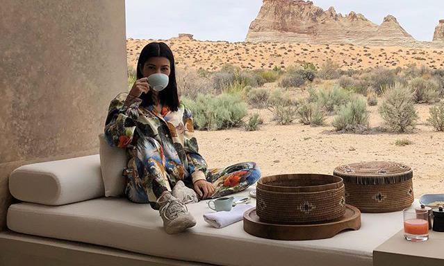 Kourtney Kardashian toma bebida caliente