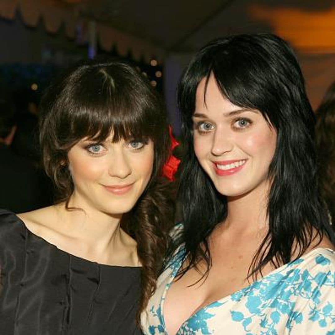 Katy Perry y Zooey Deschanel posan juntas.ambas con flequillo en su melenas, mostrando su impresionante parecido