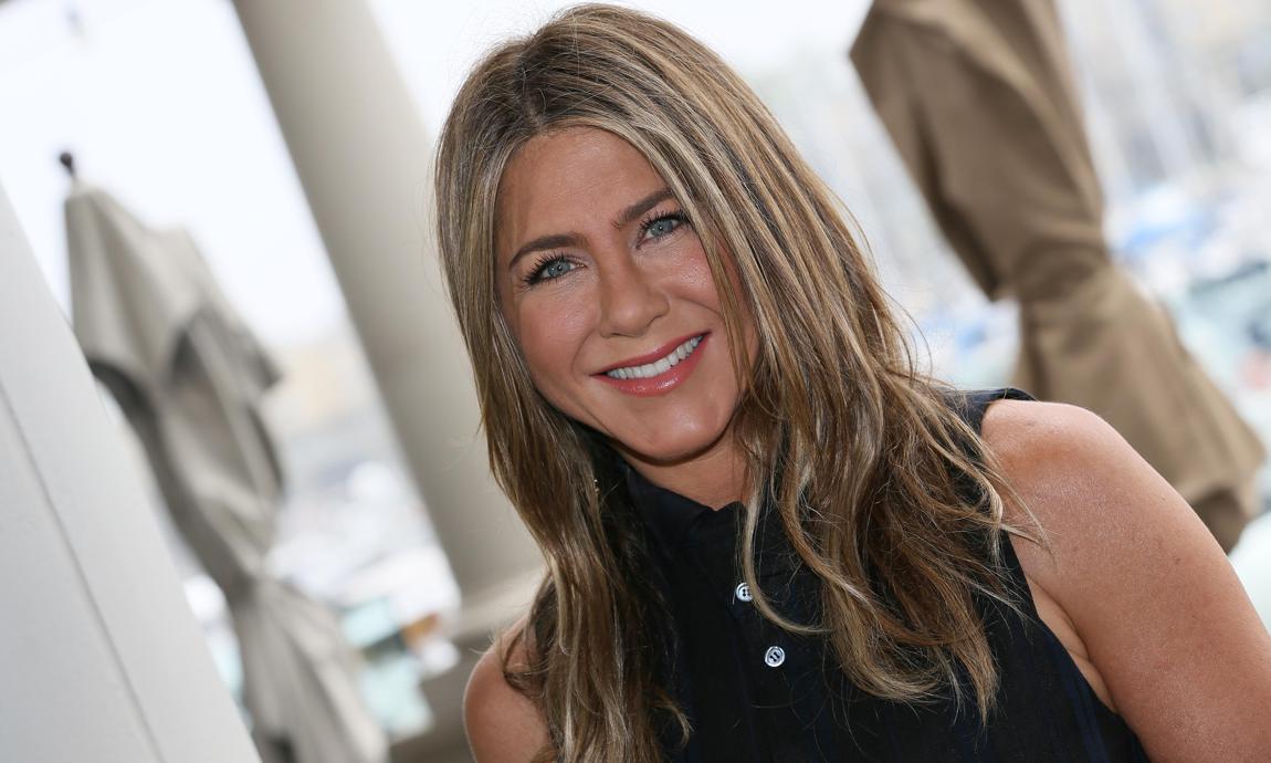 Jennifer Aniston smiling at the photocall of Netflix’s “Murder Mystery”