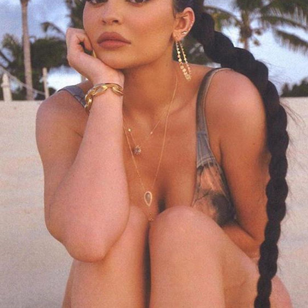 Kylie Jenner con maxi clineja en la playa