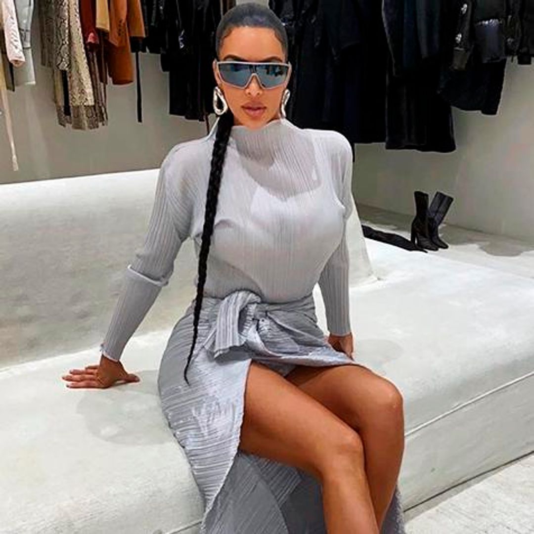 Kim Kardashian posa sentada con gafas de sol