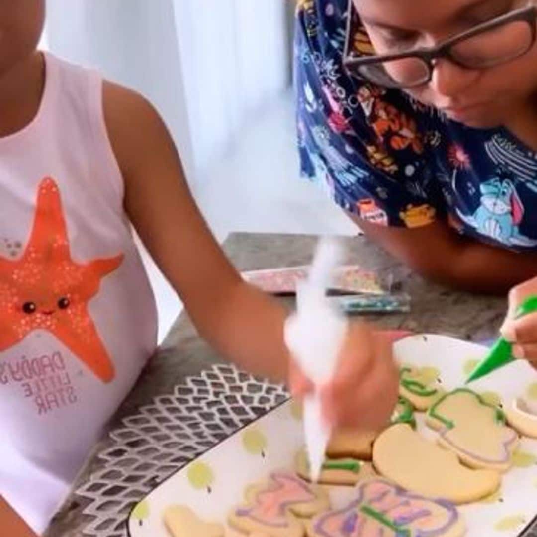 Alaia decorando galletas