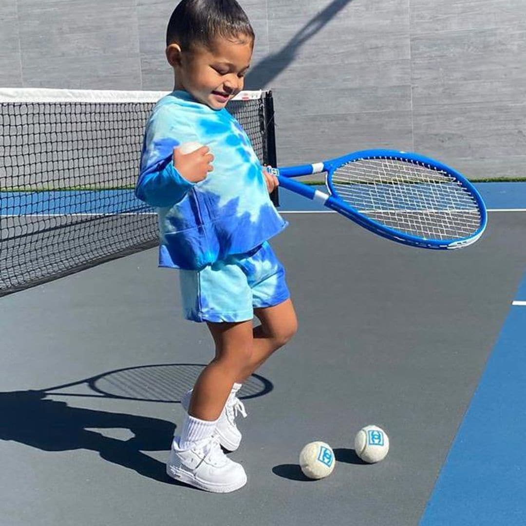 stormi kylie jenner tenis racquet