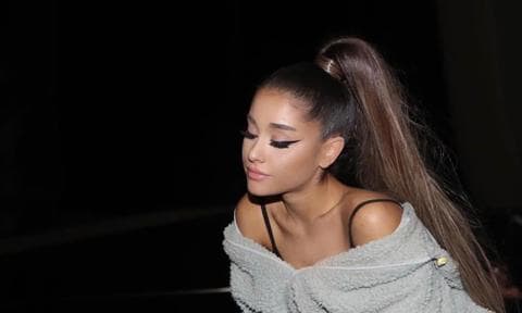 Ariana Grande con sweater gris