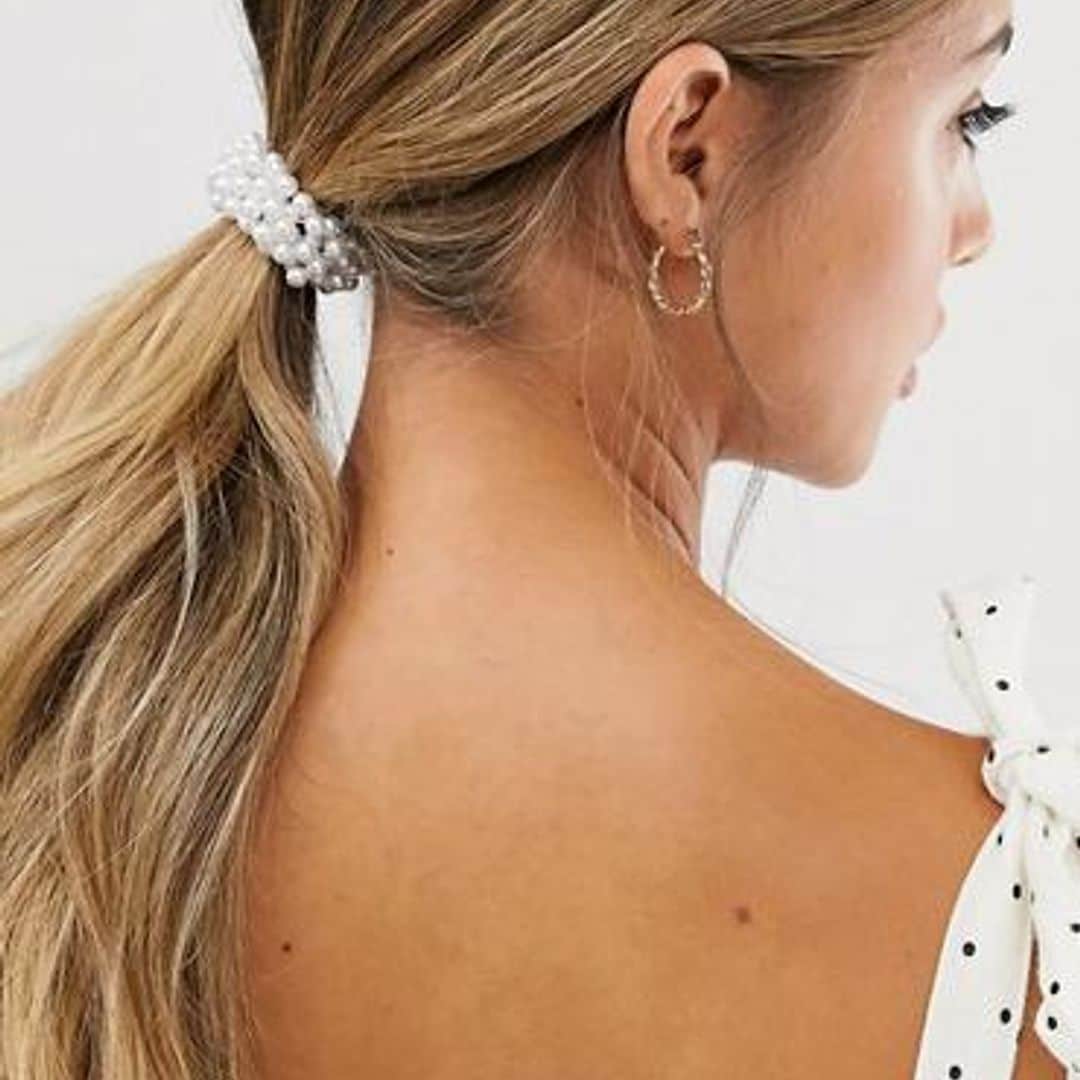 Foto de mujer de espalda con cola de perlas en el cabello