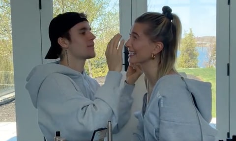 Justin Bieber does Hailey's makeup and the results are impressive