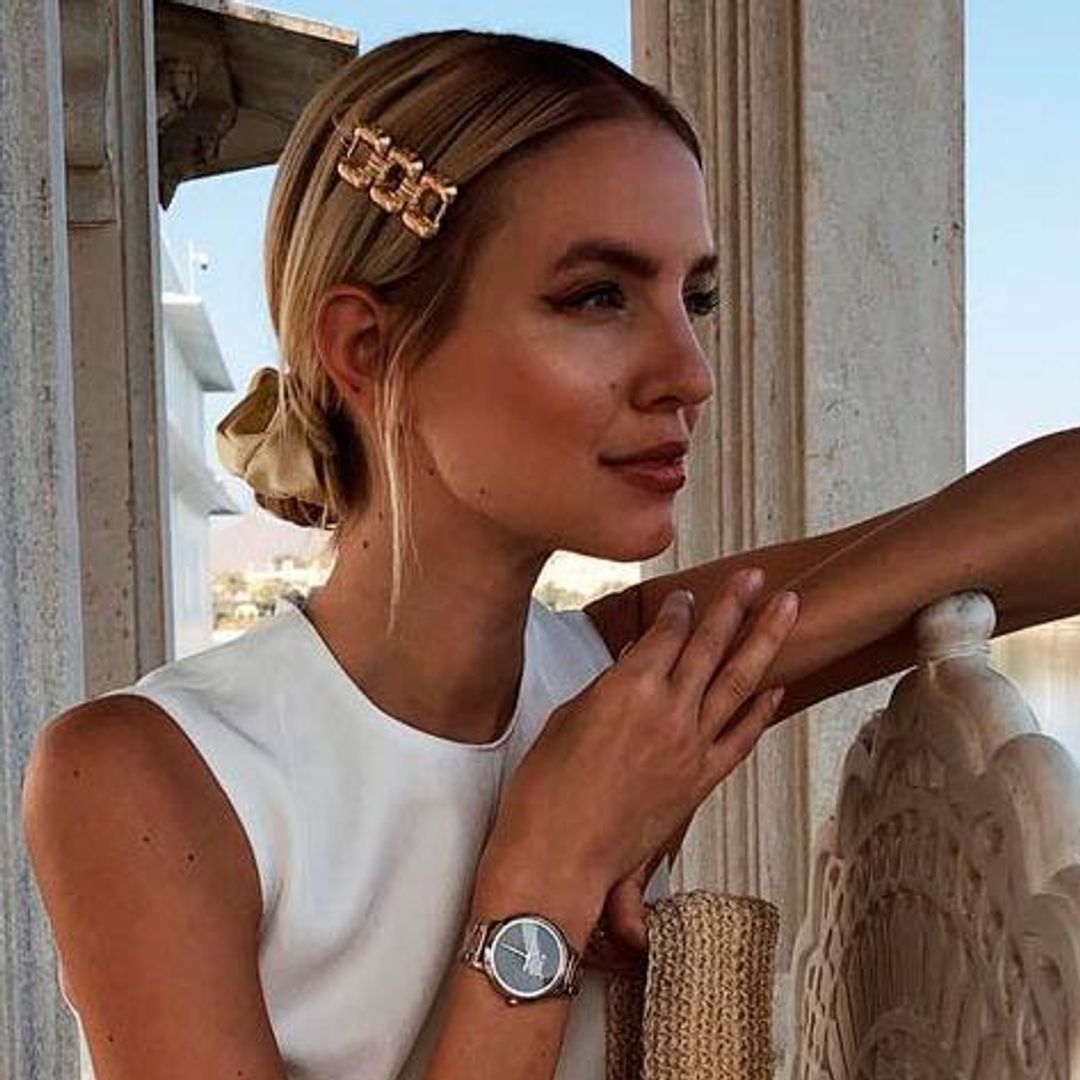 Leonie Hanne with barrettes