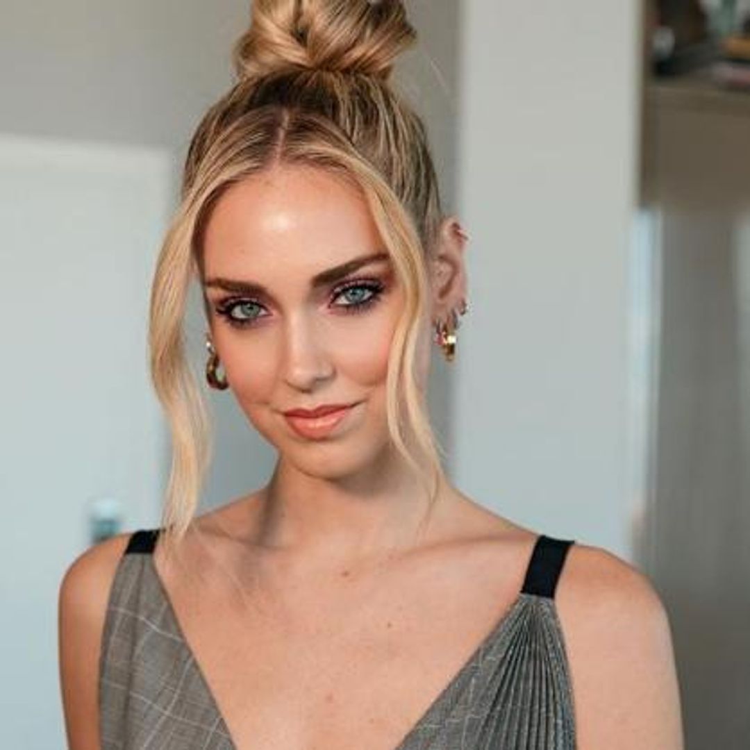 Chiara Ferragni luce dos mechos frontales en su peinado