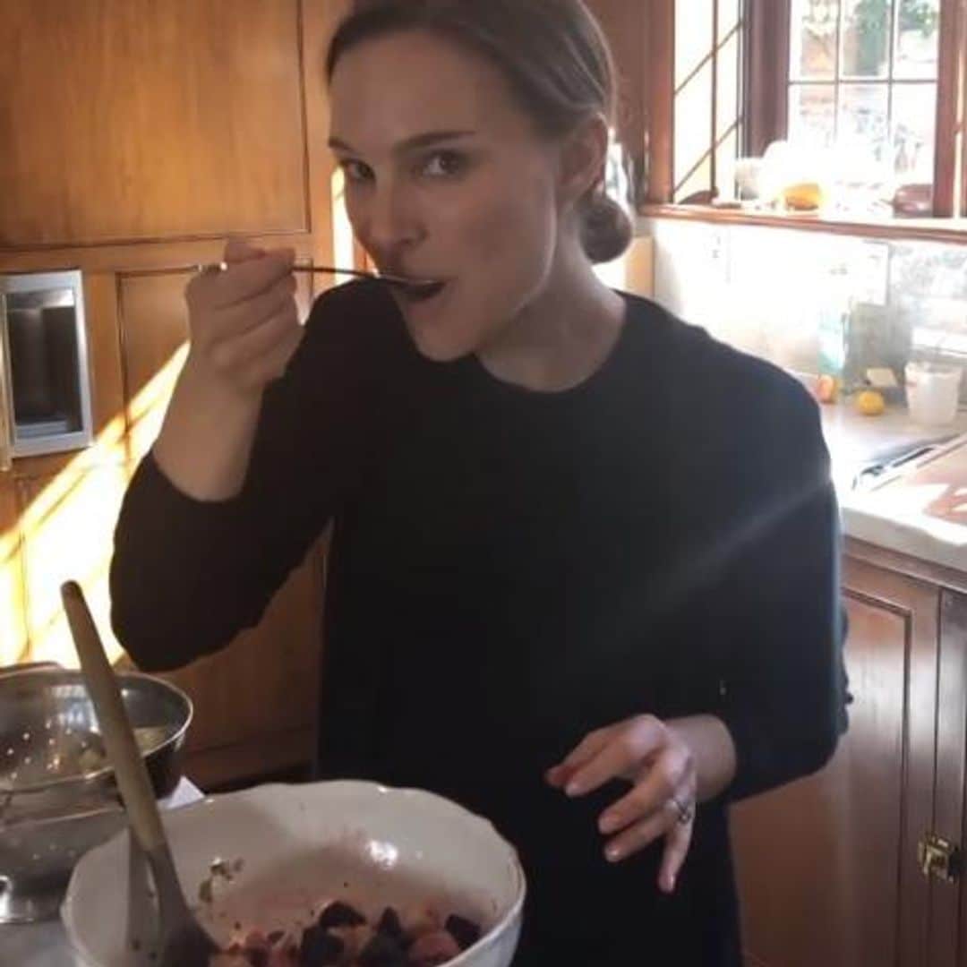 Natalie Portman probando una ensalada