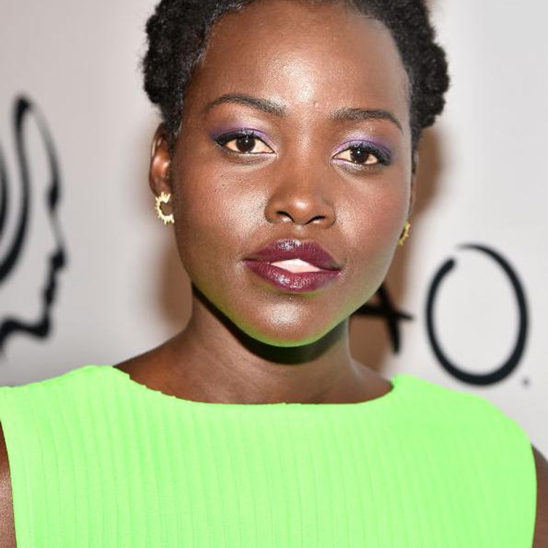Lupita Nyong'o con vestido verde neón y labios oscuros