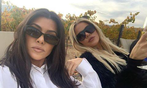 Khloé y Kourtney Kardashian posan en un selfie con gafas solares