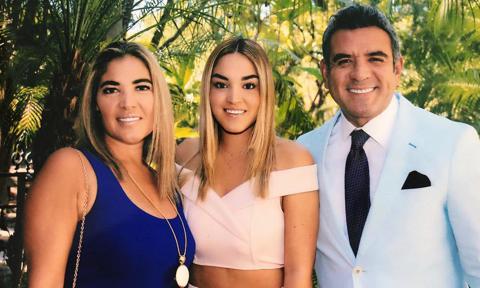 Héctor Sandarti y su familia