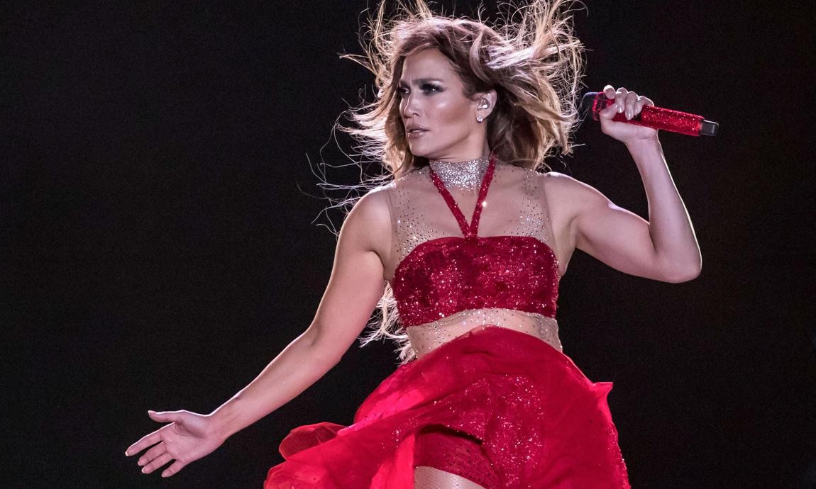 Jennifer Lopez en tarima luce radiante