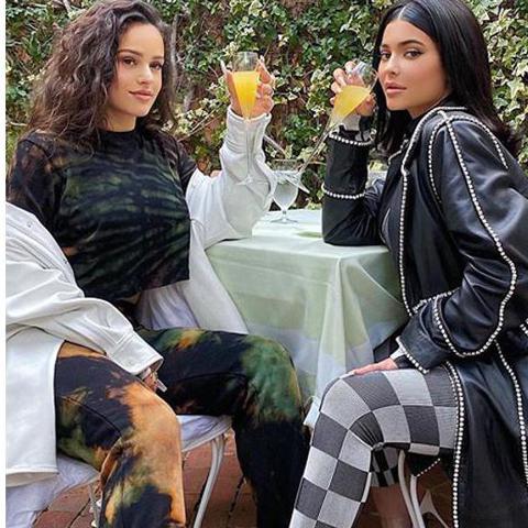Collage de Kylie Jenner y Rosalía posando juntas