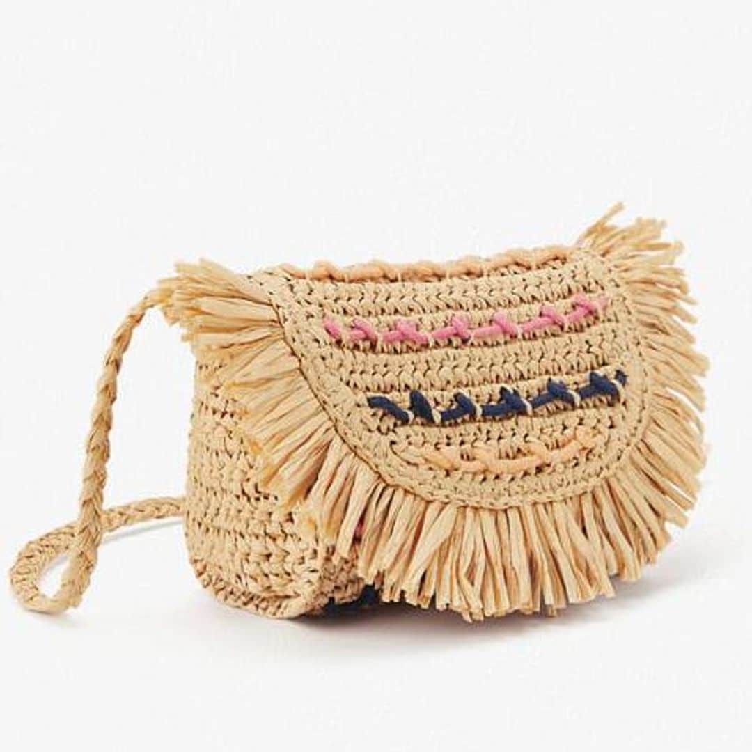 Bolso mini de rafia con franjas de color de Zara