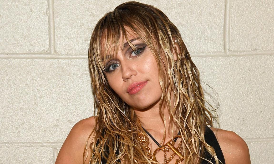 Miley Cyrus vestida de negro con wet look