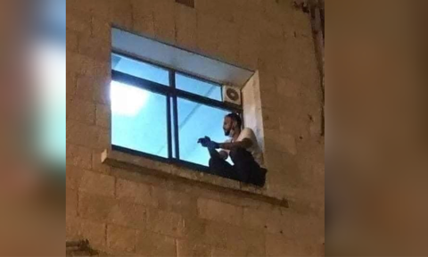 Joven palestino trepaba una pared de hospital para despedirse de su madre