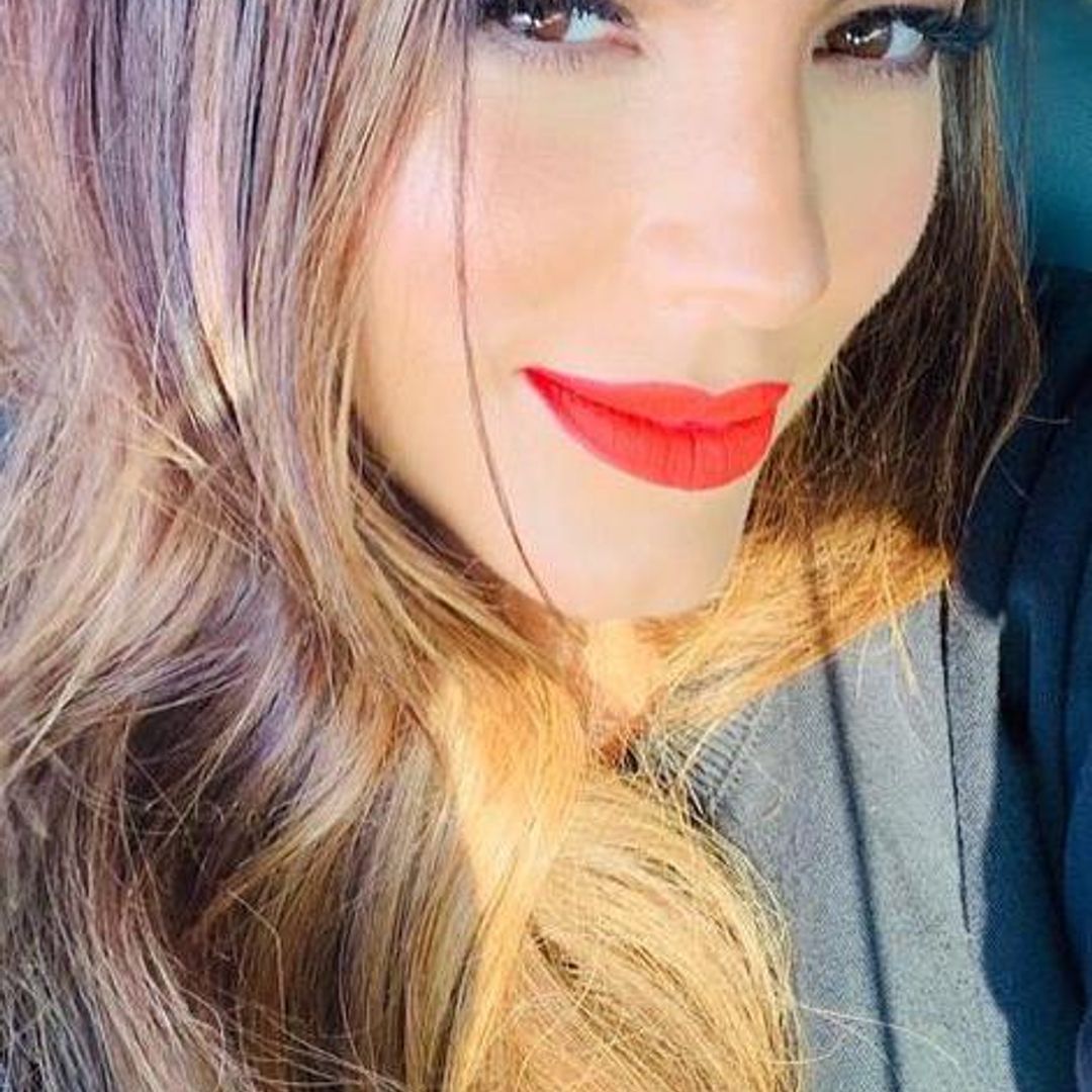 Gaby Espino con maquillaje clásico de labial rojo