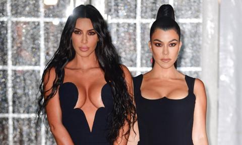 Kim Kardashian West y Kourtney Kardashian con looks coordinados vestidos negros Versace de escotes
