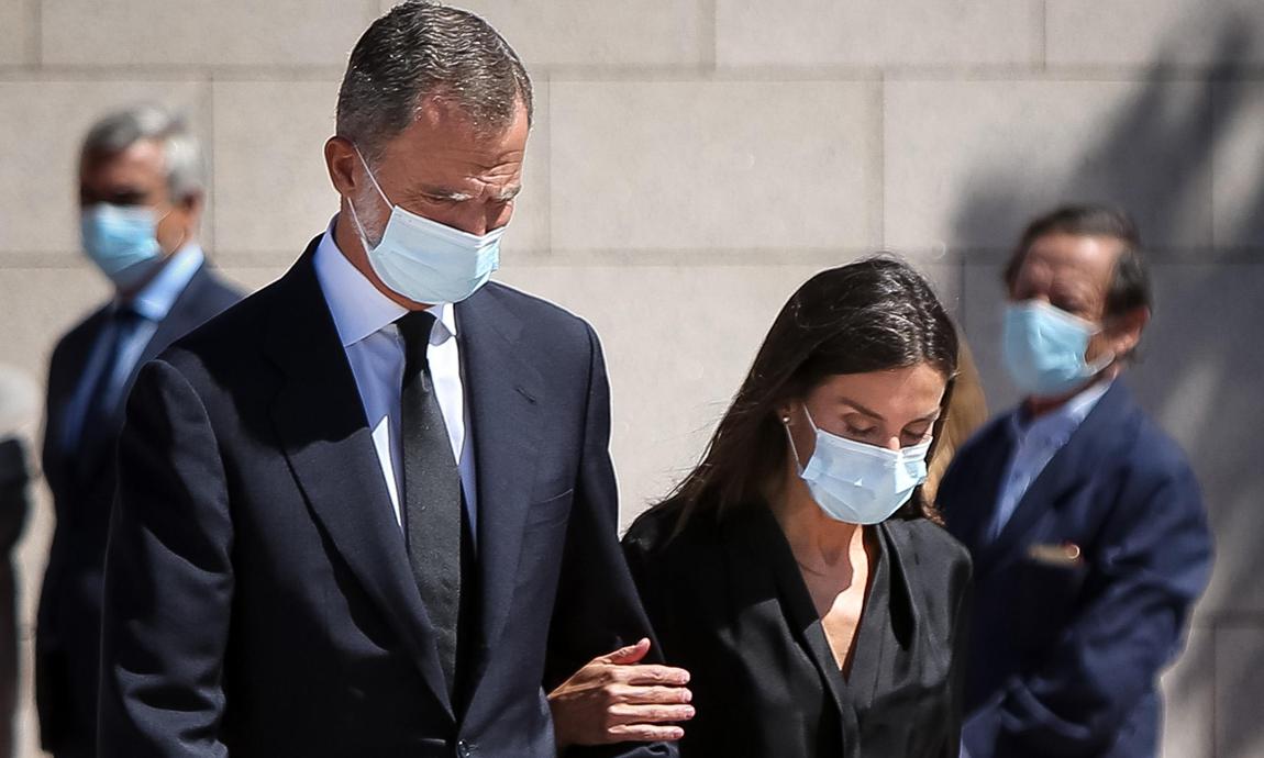 Queen Letizia and King Felipe say goodbye to friend at funeral home