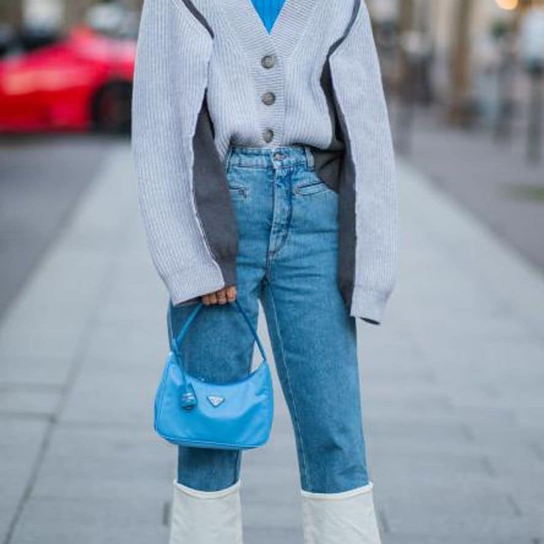 Leonie Hanne con look de jeans de talle alto y sueter tejido