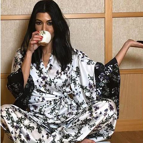 Collage de Kourtney Kardashian y Lady Gaga, bebiendo su té favorito