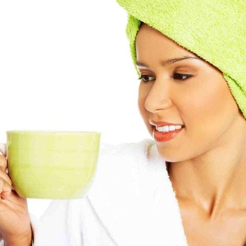 Mujer en spa tomando té verde
