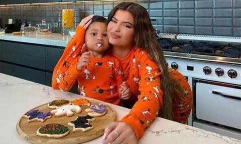 Kylie and Stormi bake Halloween cookies