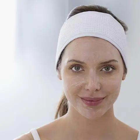 Mujer realizando exfoliación en su rostro