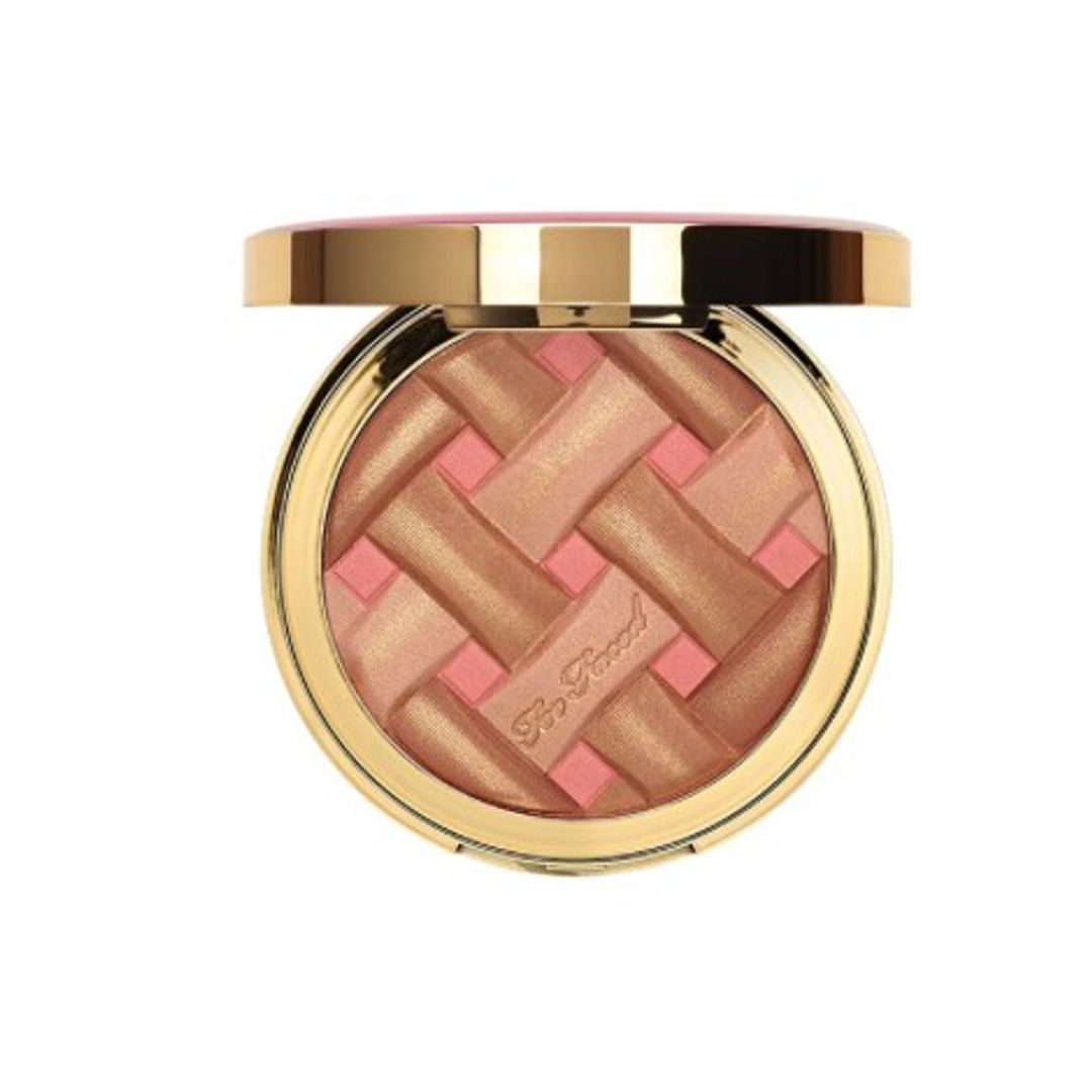 El rubor bronceador de Too Faced funciona en distintos tonos de piel