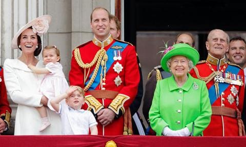 Kate Middleton, princesa Charlotte, principe George principe William, Reina Isabel II y príncipe Philip en el Trooping the Colour