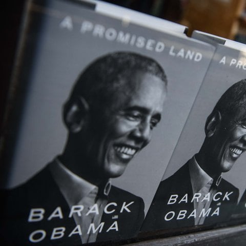 El nuevo libro del ex presidente de los Estados Unidos, Barack Obama, “Una Tierra Prometida” se ve en una librería en Washington, DC, el 17 de noviembre de 2020.