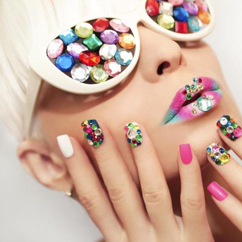 Mujer con uñas pintadas de varios colores