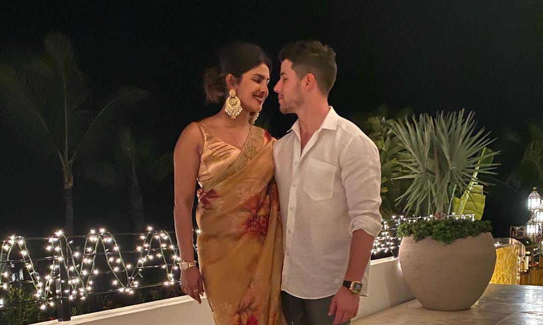 Priyanka Chopra con vestido tradicional indio junto a Nick Jonas