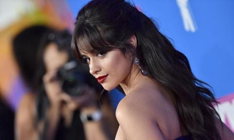 Camila Cabello luciendo un peinado ondulado